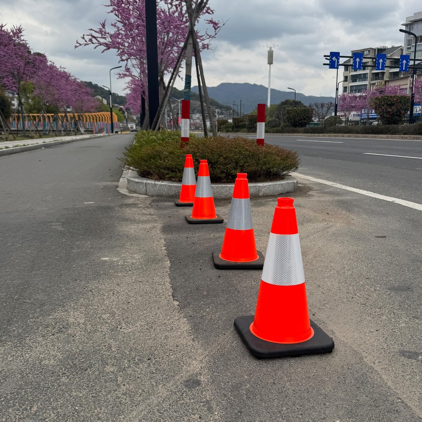 (8 Pack) 18 Inch Heavy Duty Traffic Cones with Reflective Collars, PVC Orange Safety Cones & Black Weighted Base for Parking Lots, Construction, Road Control